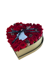 Load image into Gallery viewer, Caja Corazón Rosas Rojas y Doradas