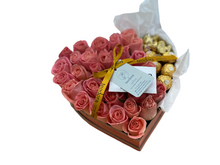 Load image into Gallery viewer, Caja Corazón Rosas Rojas y Doradas